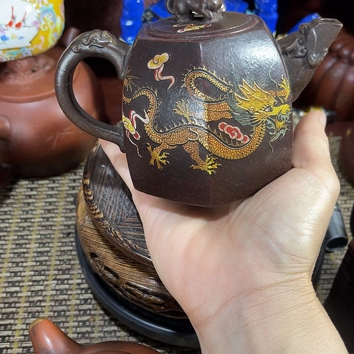 茶壶紫砂原矿泥料手工制作的一把紫砂壶。