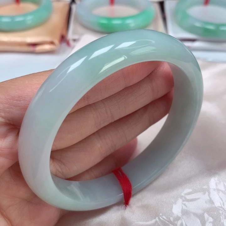 翡翠手镯未镶嵌冰胶渐变色