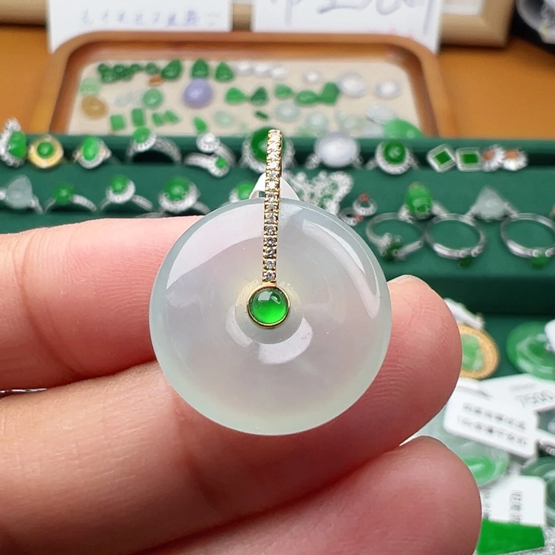 翡翠18K金镶嵌颈饰扣