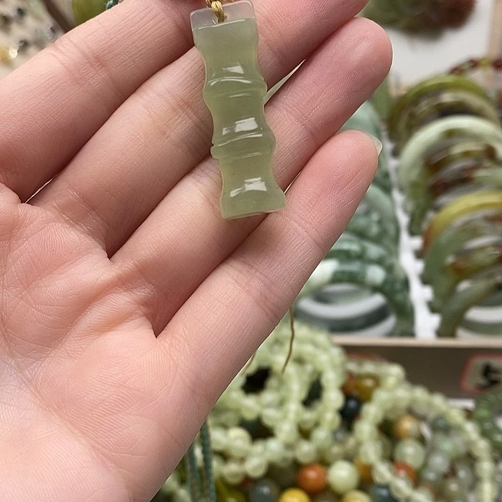 蛇纹石玉颈饰未镶嵌