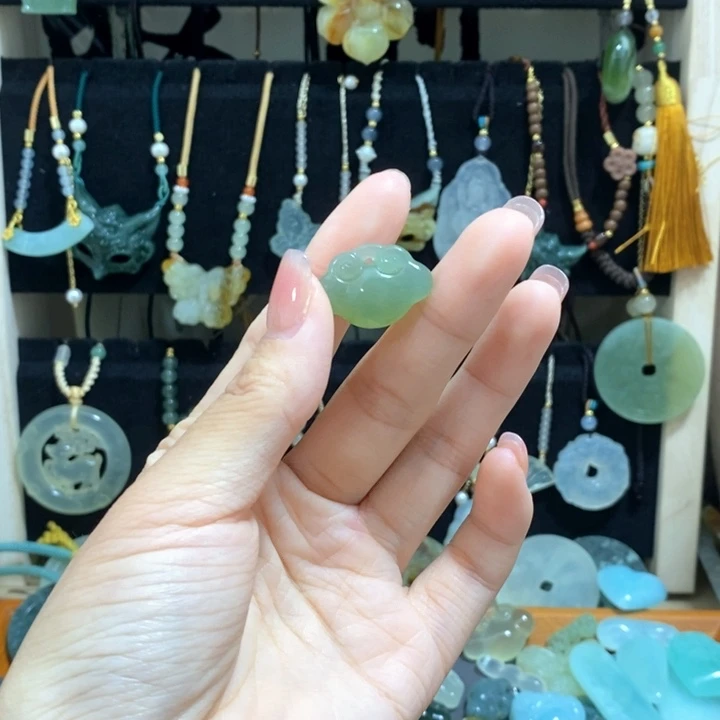 蛇纹石玉合金颈饰如意锁