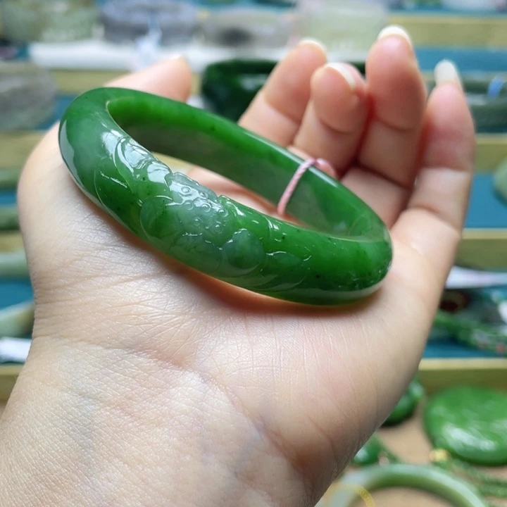 和田玉手镯57圈口。编号37未镶嵌