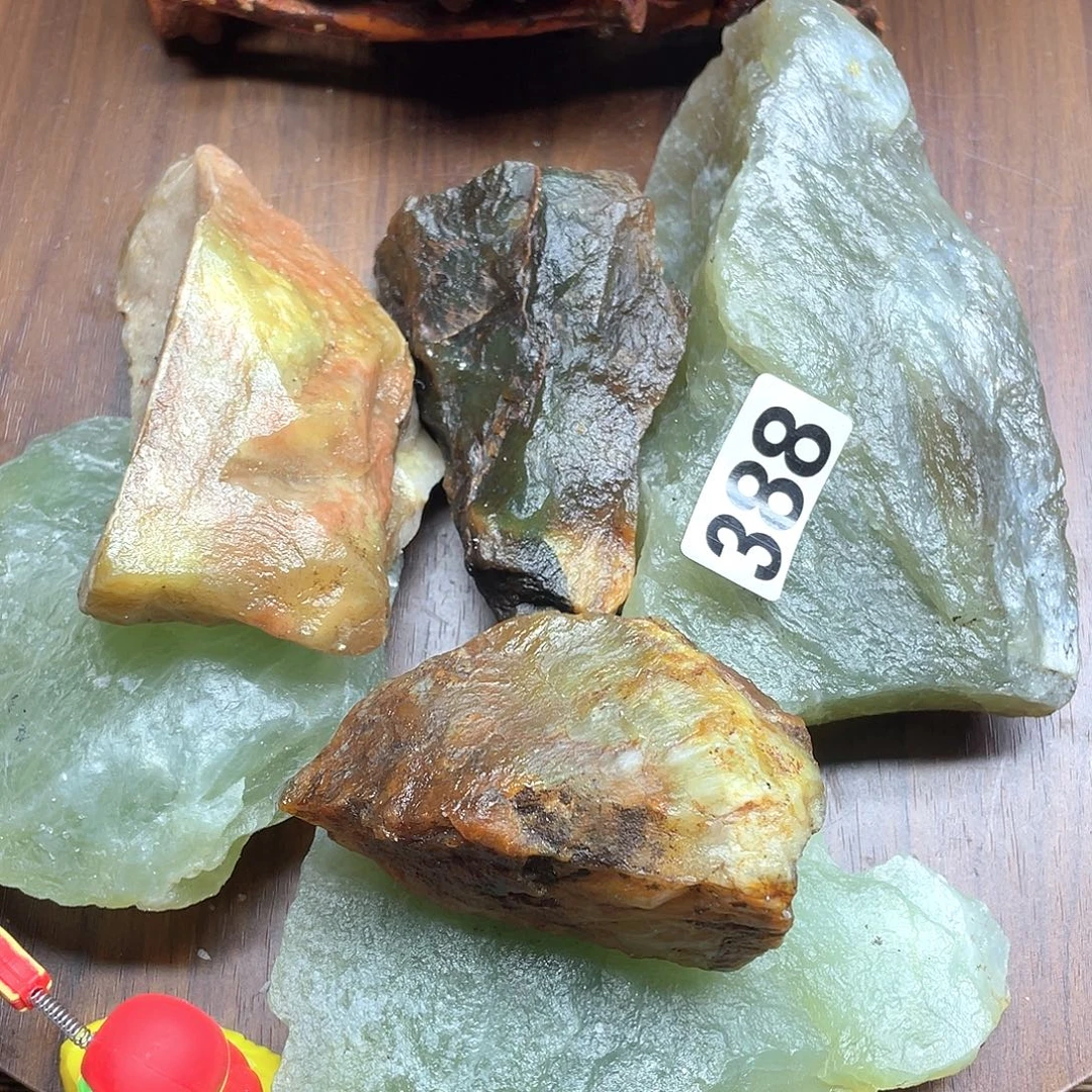 平***淡未镶嵌蛇纹石玉原石