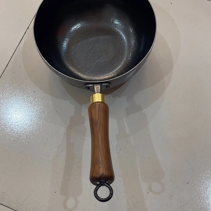 艾***吉熟铁24奶锅微瑕特价不退不换