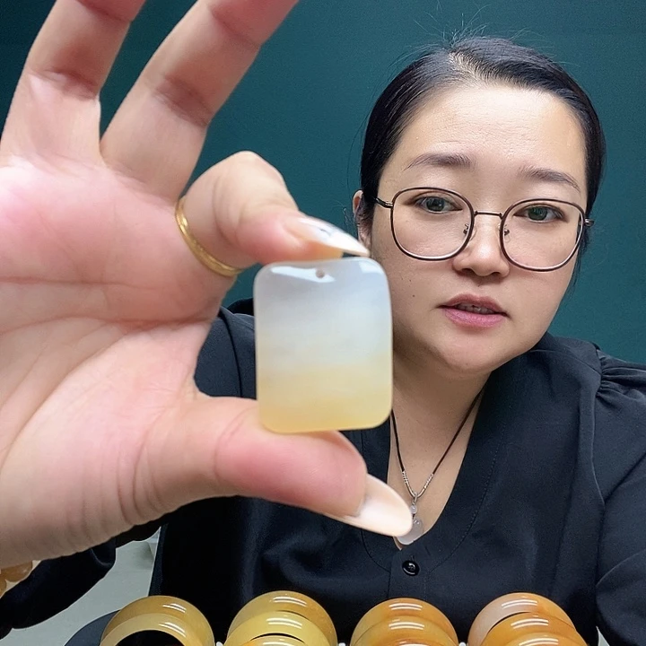未镶嵌石英质玉（黄龙玉）颈饰