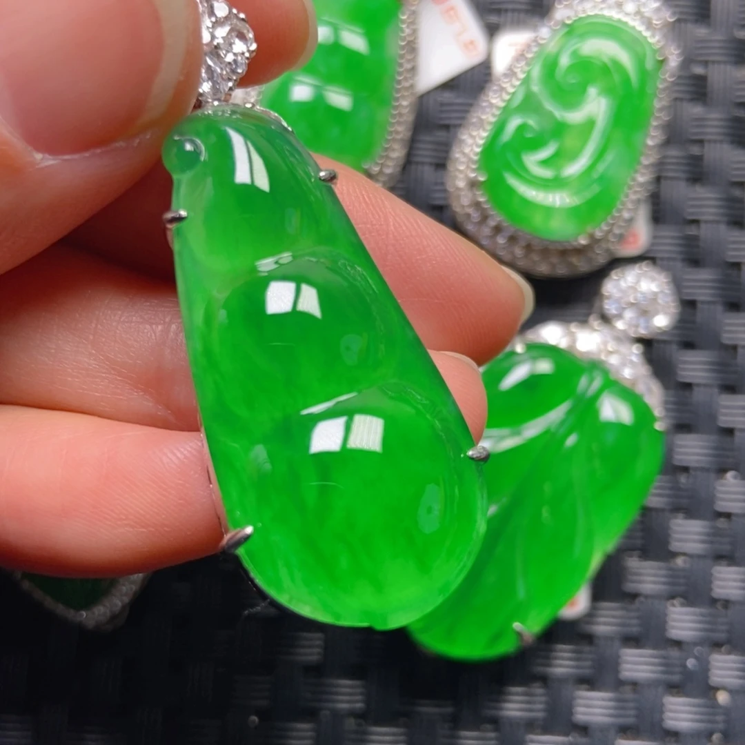 翡翠银S925镶嵌颈饰福豆吊坠