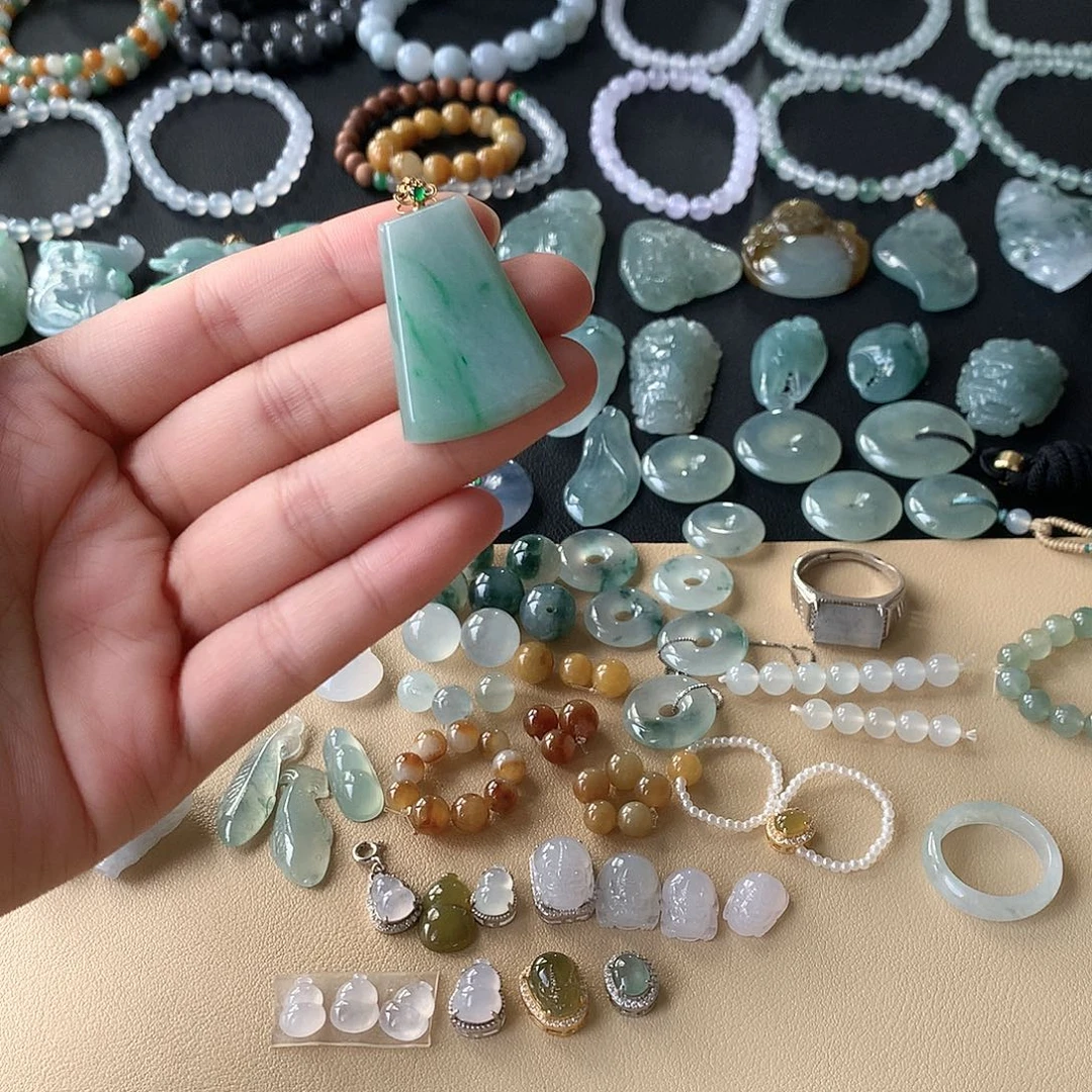 翡翠未镶嵌颈饰无事牌