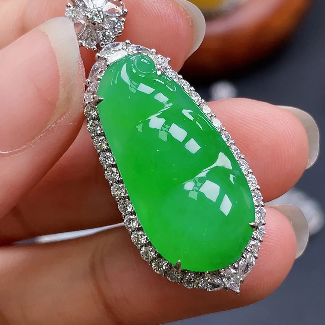 翡翠18K金镶嵌颈饰绿豆子