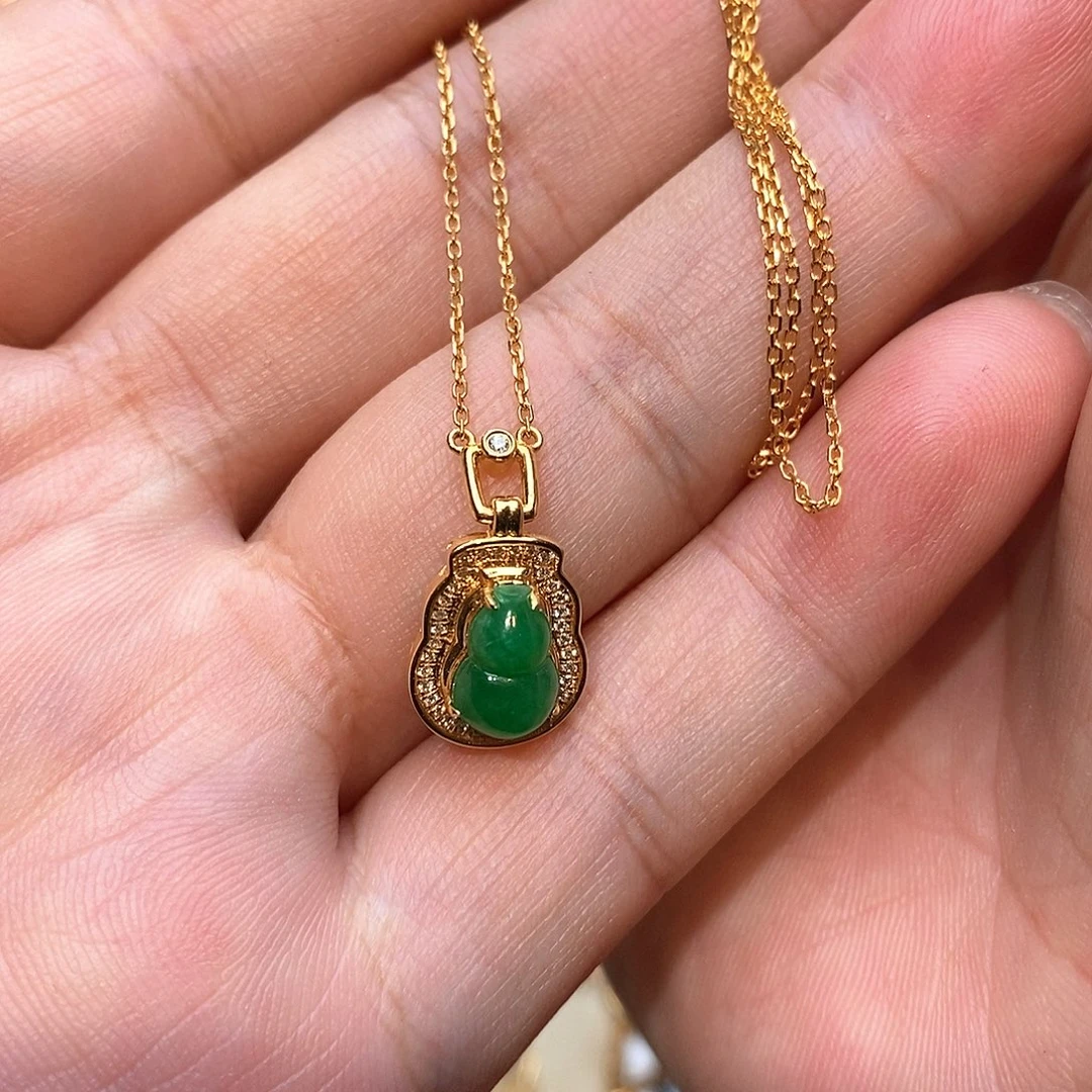 翡翠18K金镶嵌颈饰葫芦
