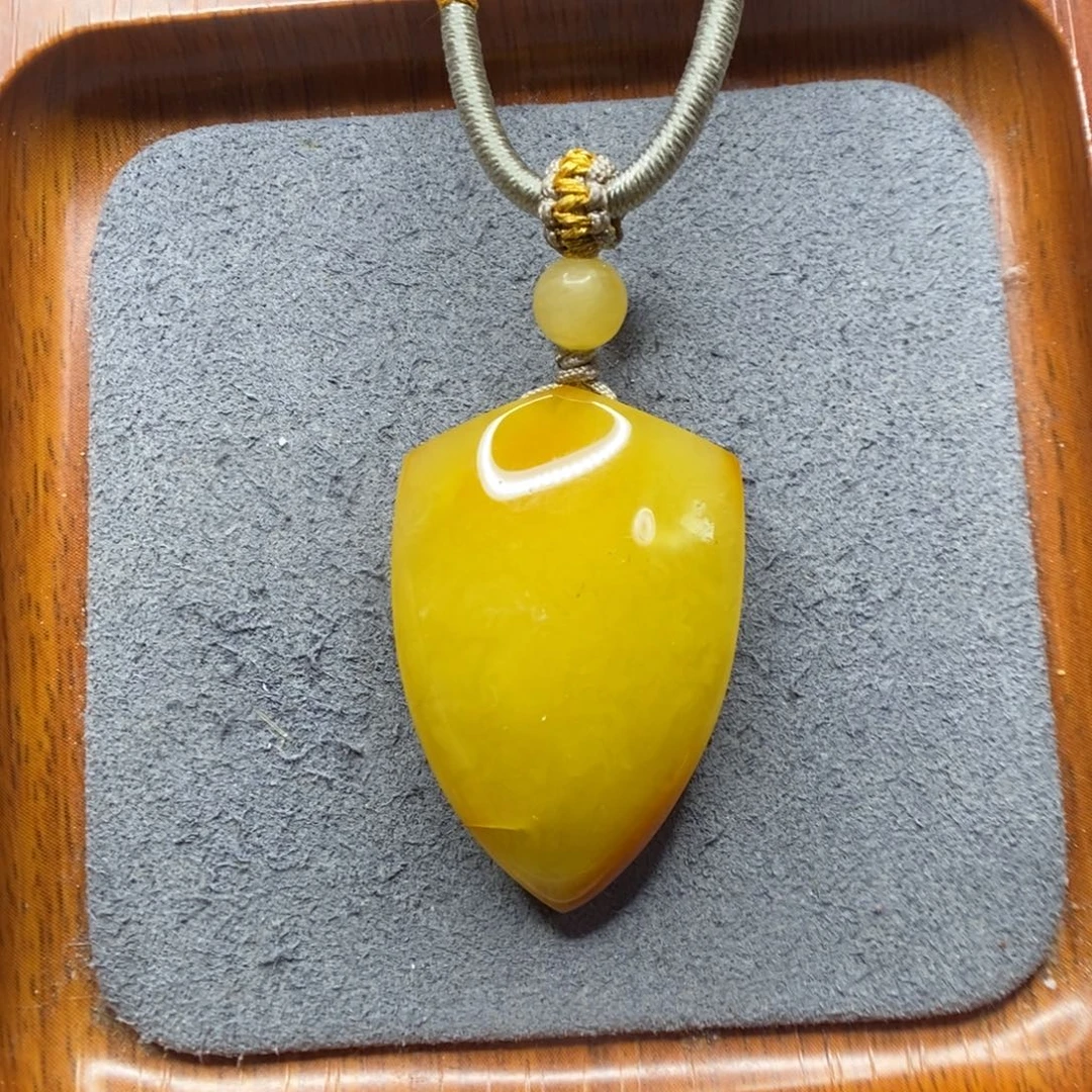 岁***然蜜蜡未镶嵌颈饰郎