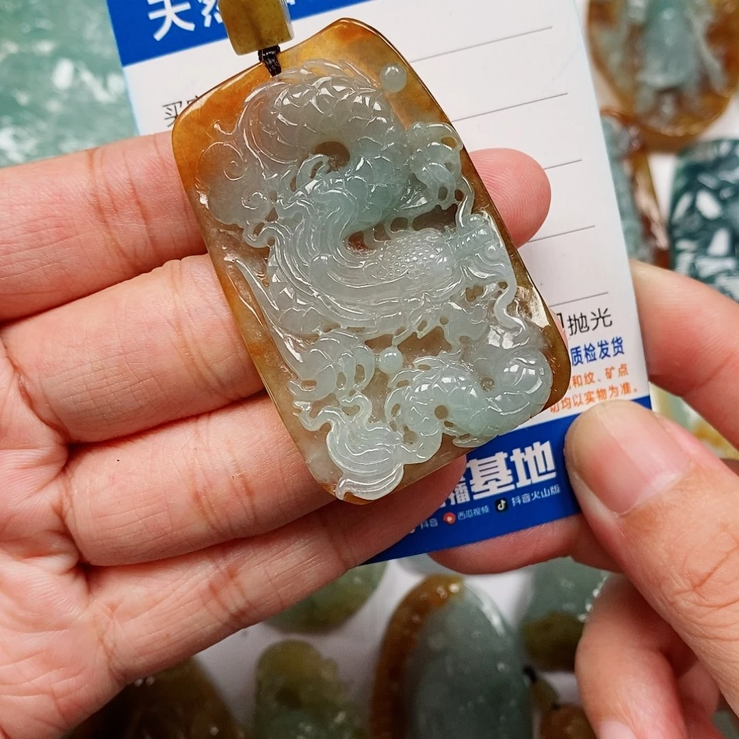 颈饰未镶嵌翡翠龙牌