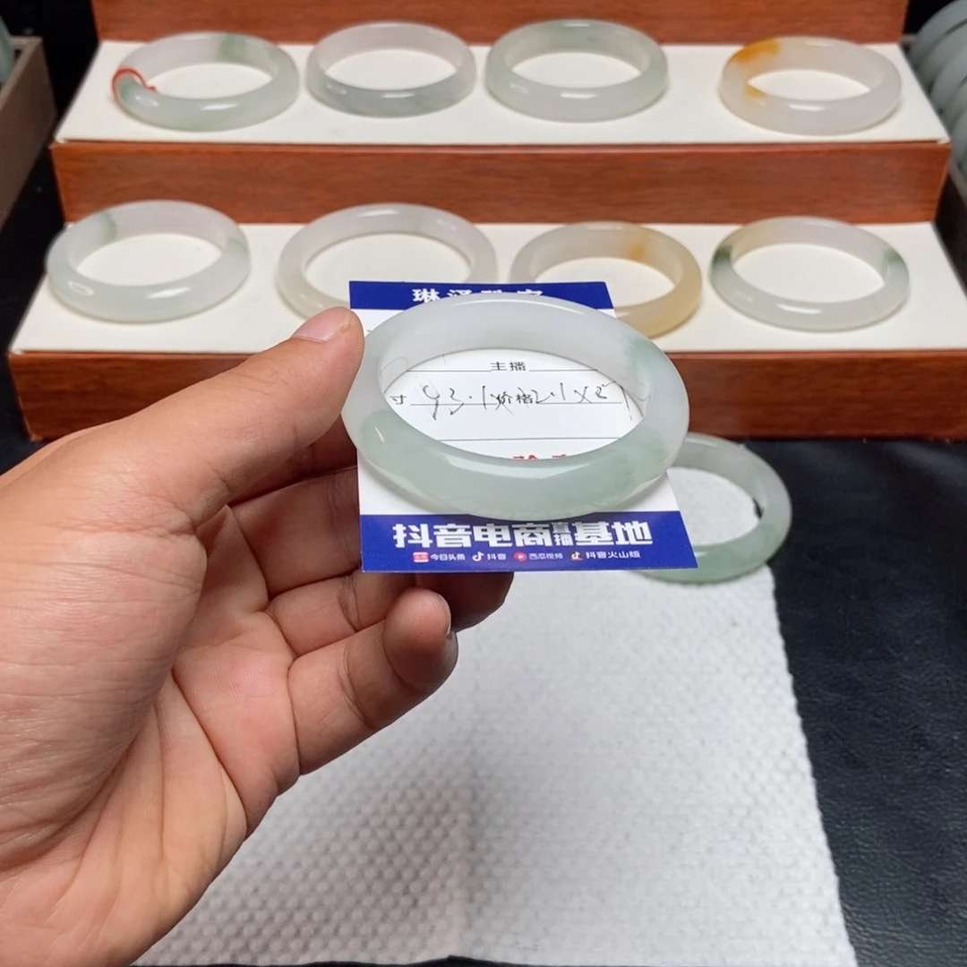 刘***芳未镶嵌手镯石英质玉9