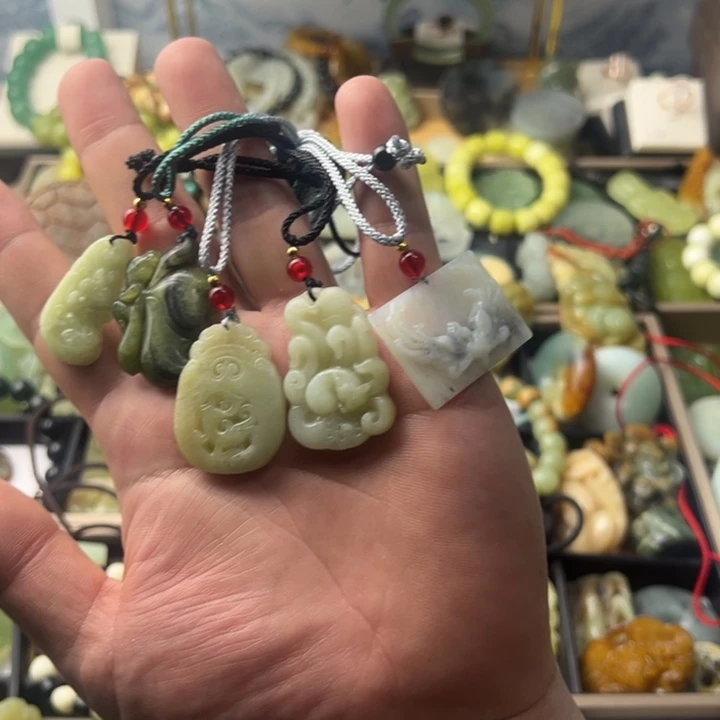 蛇纹石玉未镶嵌颈饰