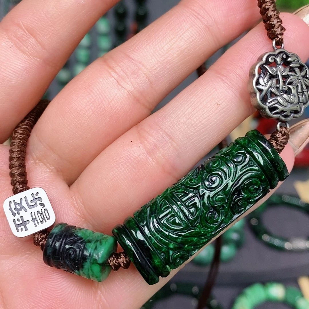 翡翠颈饰未镶嵌漂亮美眉