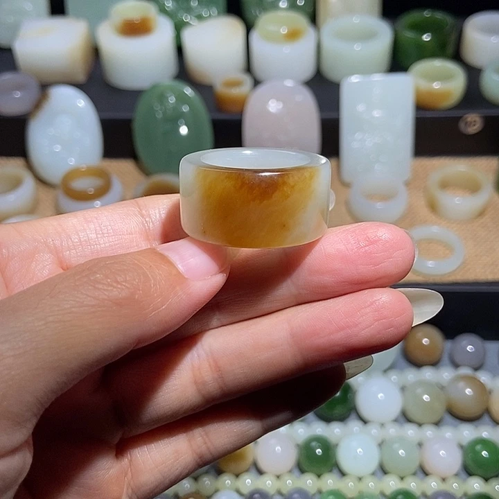 未镶嵌戒指和田玉