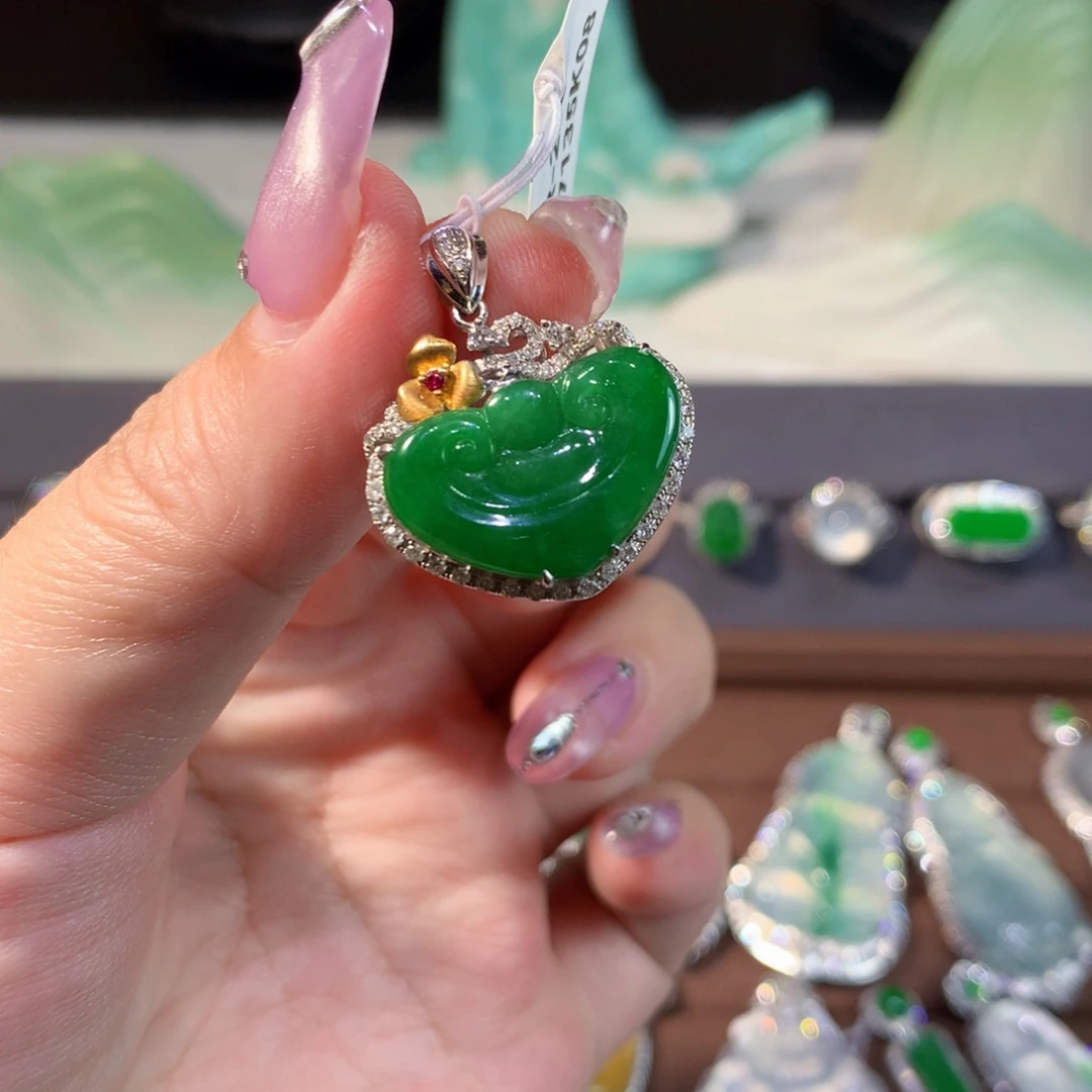 颈饰18K金镶嵌翡翠如意