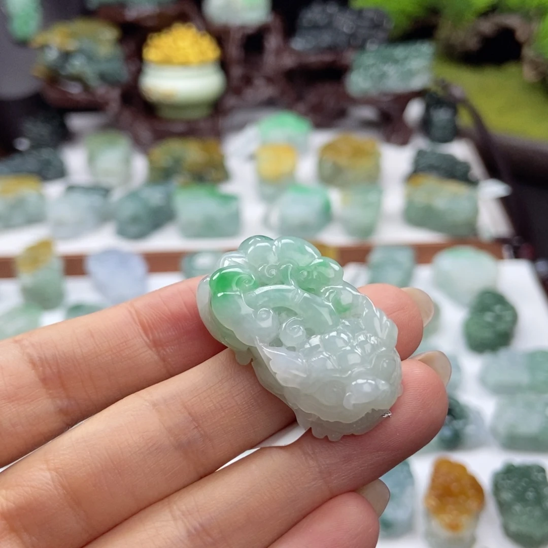 翡翠未镶嵌颈饰A13 阳绿含珠貔貅