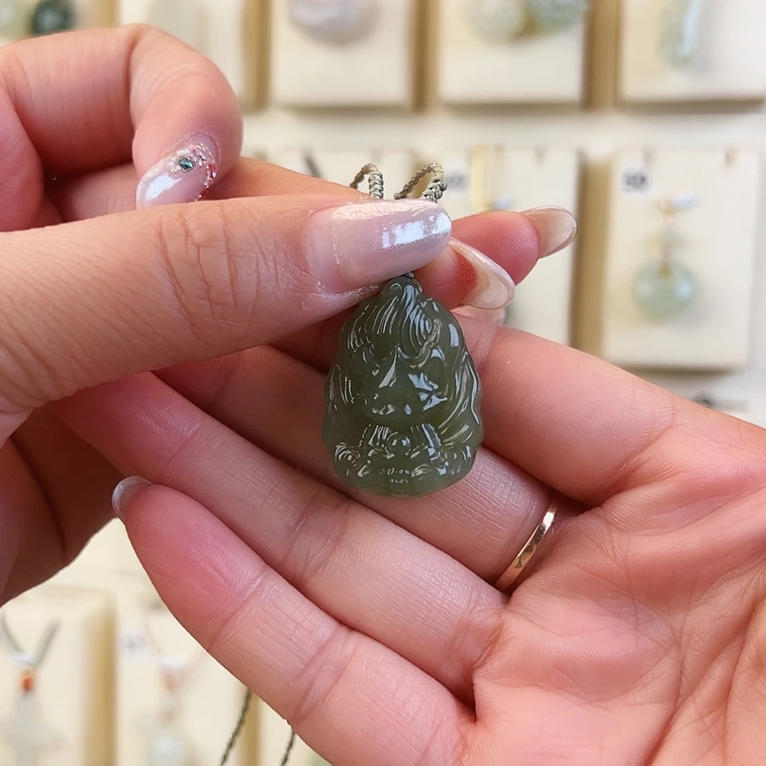 趴***菜和田玉未镶嵌颈饰