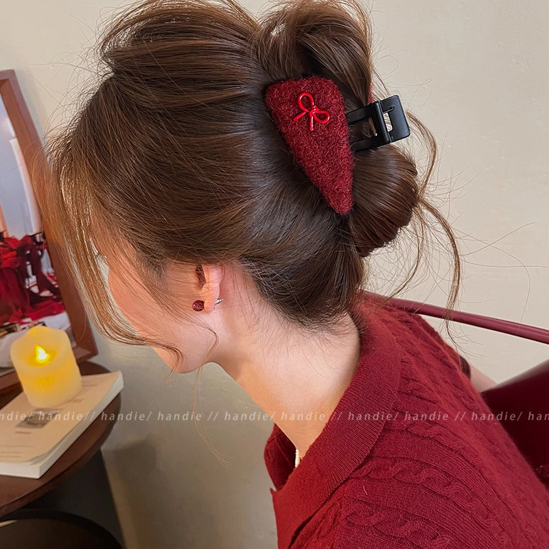 新年红蝴蝶结三角毛绒抓夹女高级感发夹圣诞氛围发饰后脑勺鲨鱼夹