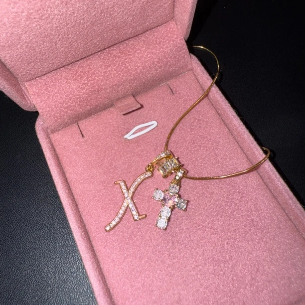 钛钢项链 复古甜心粉钻十字架~26个字母定制项链小众设计送闺蜜