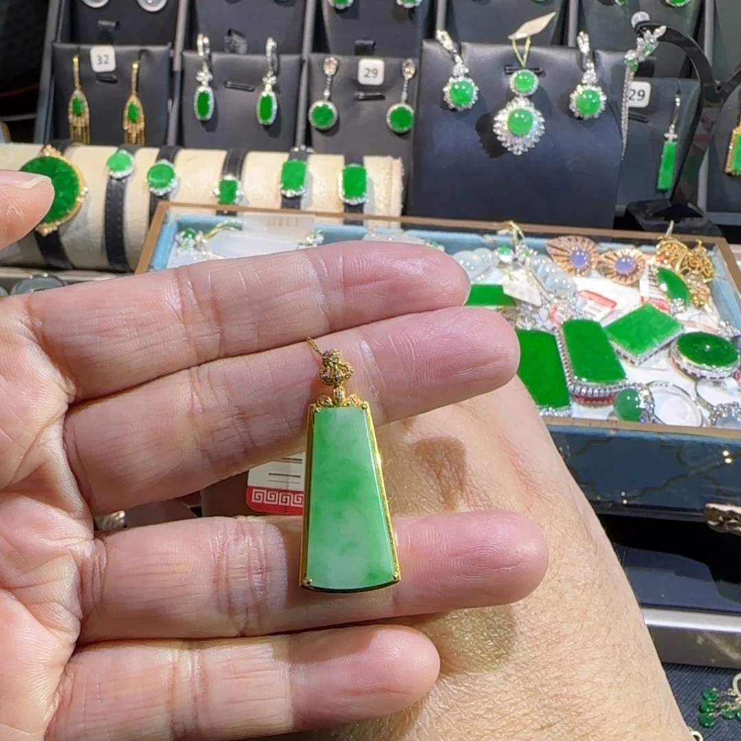 翡翠18K金镶嵌颈饰吊坠