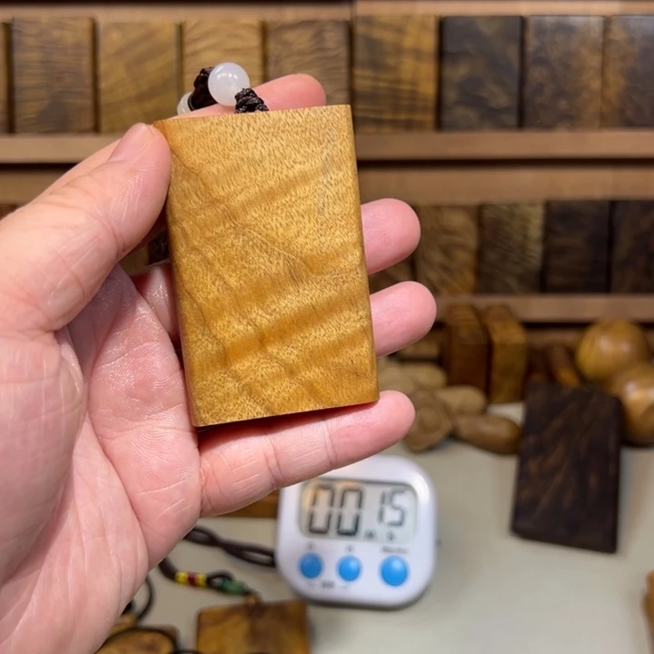 大*菇金丝楠木无事牌手把件