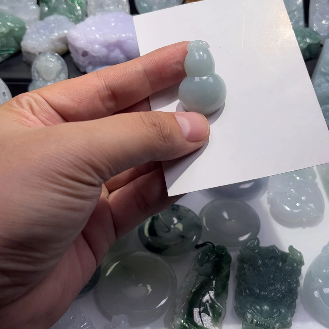 翡翠未镶嵌颈饰葫芦