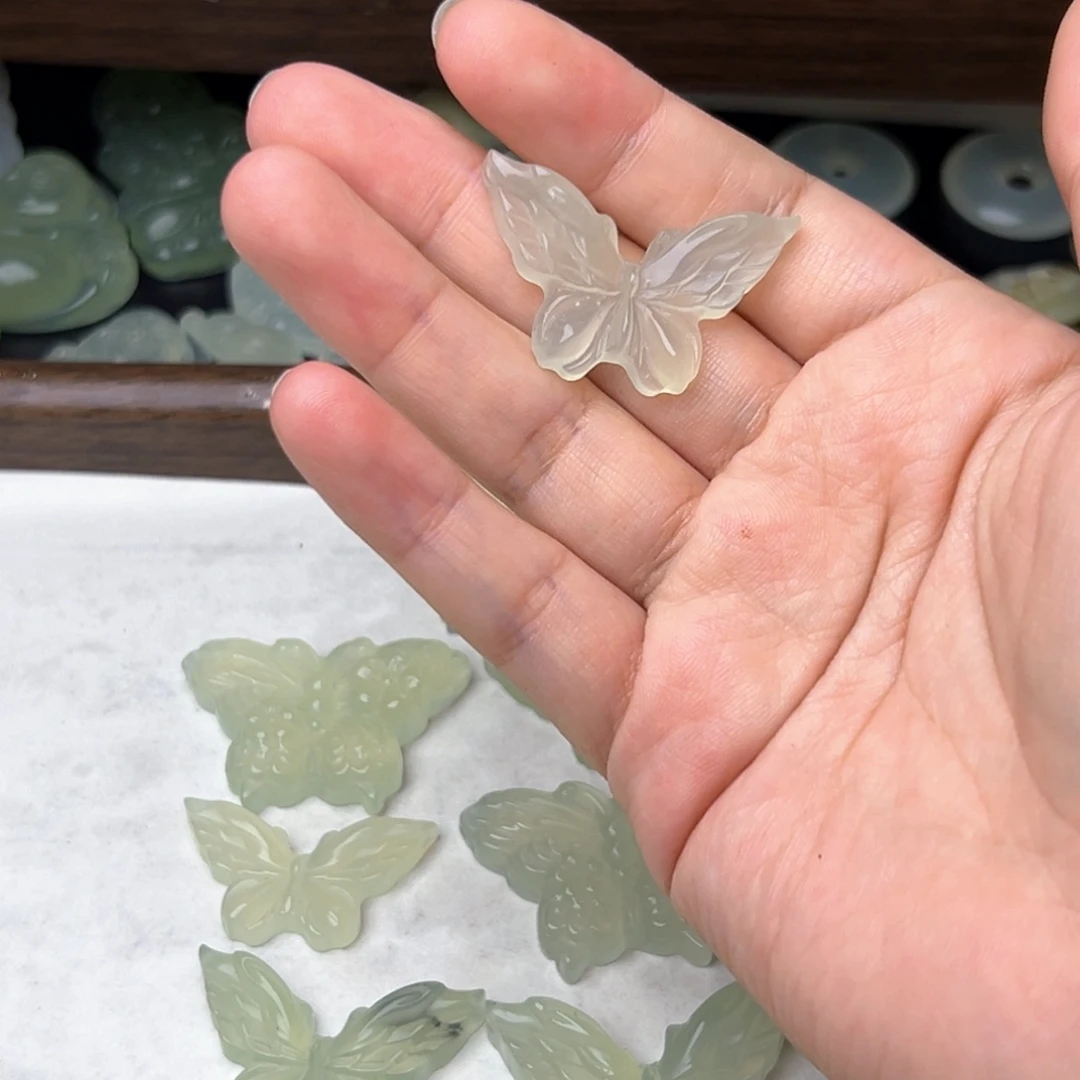 兰***～合金蛇纹石玉颈饰蝴蝶