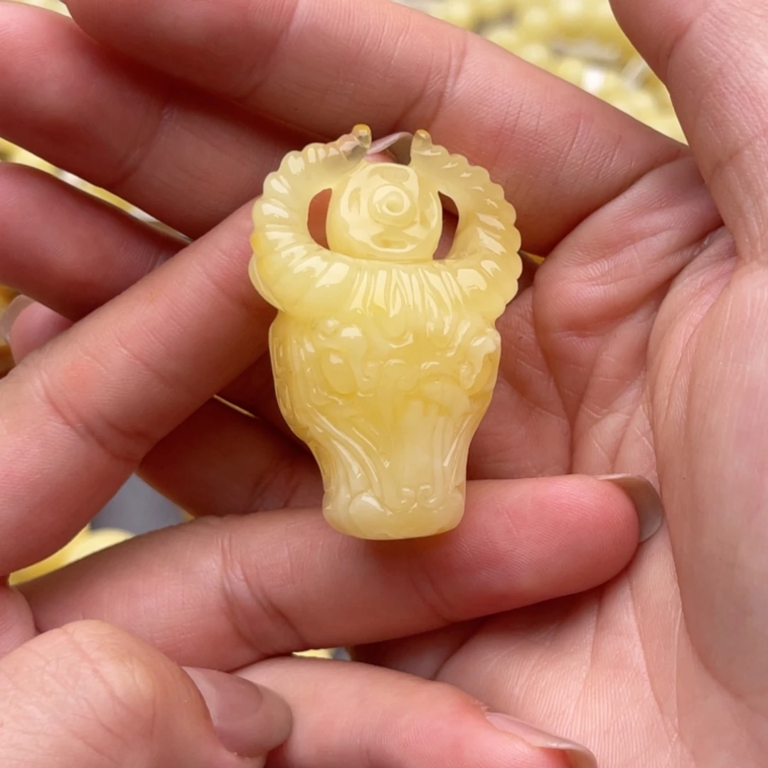 裸石琥珀未镶嵌蜜蜡雕刻小牛首梦