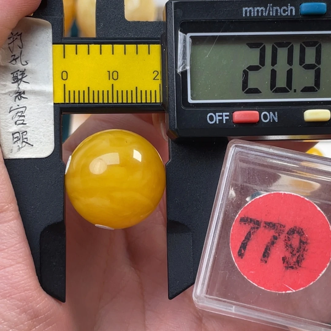 伊***N蜜蜡未镶嵌珠宝奇石瑕疵