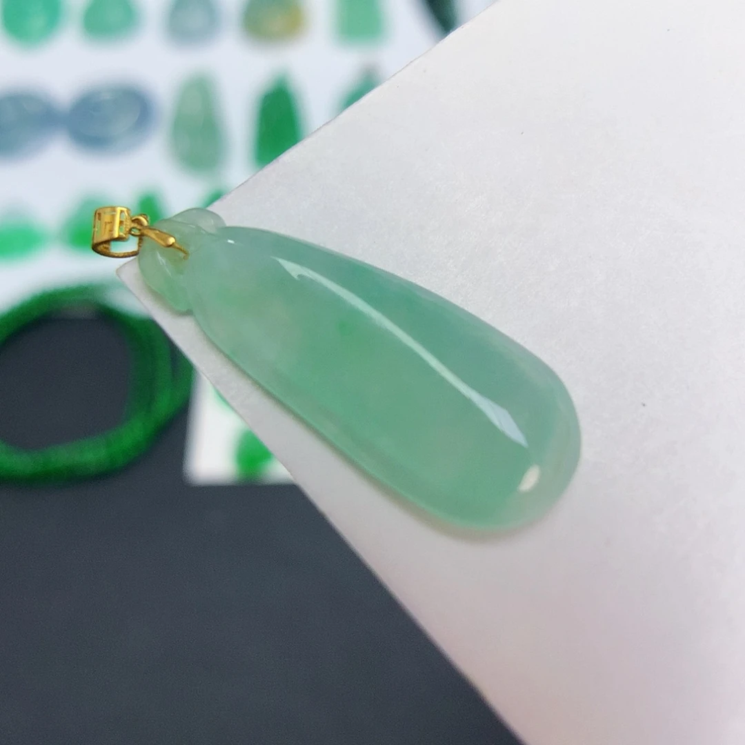 翡翠18K金镶嵌颈饰88888888888888888888