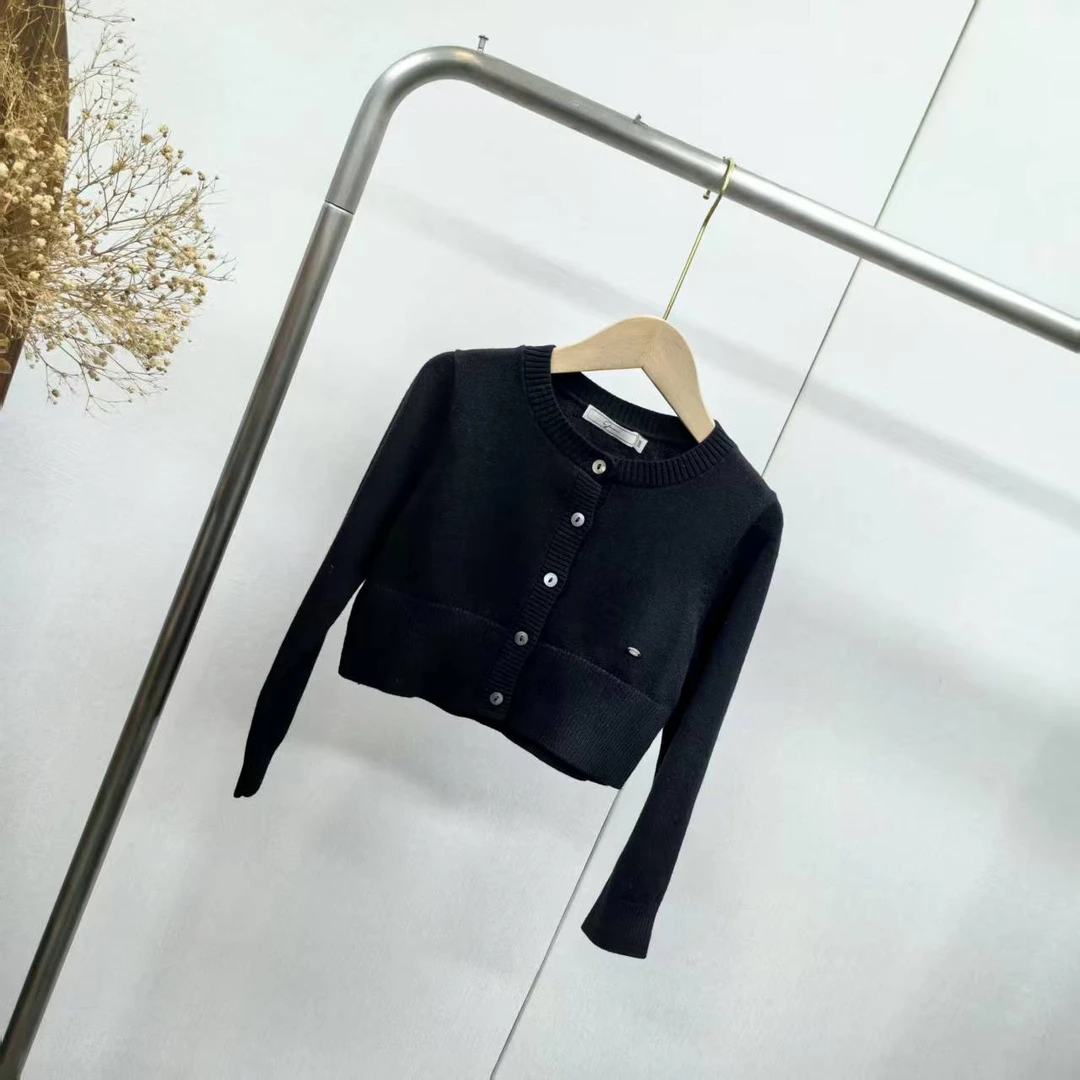 【0023】黑色针织衫B3-10
