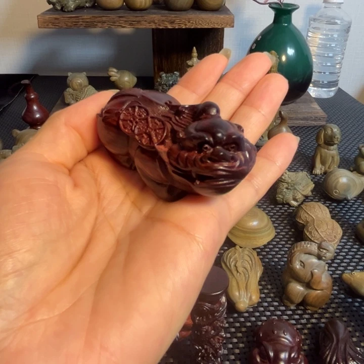 大叶紫檀（黑酸枝木类）貔貅
