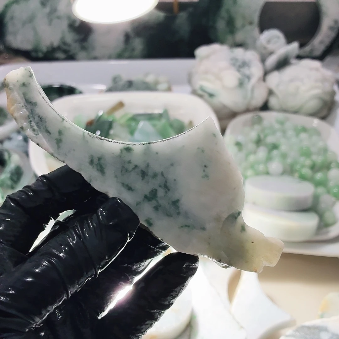 翡翠未镶嵌颈饰边角料