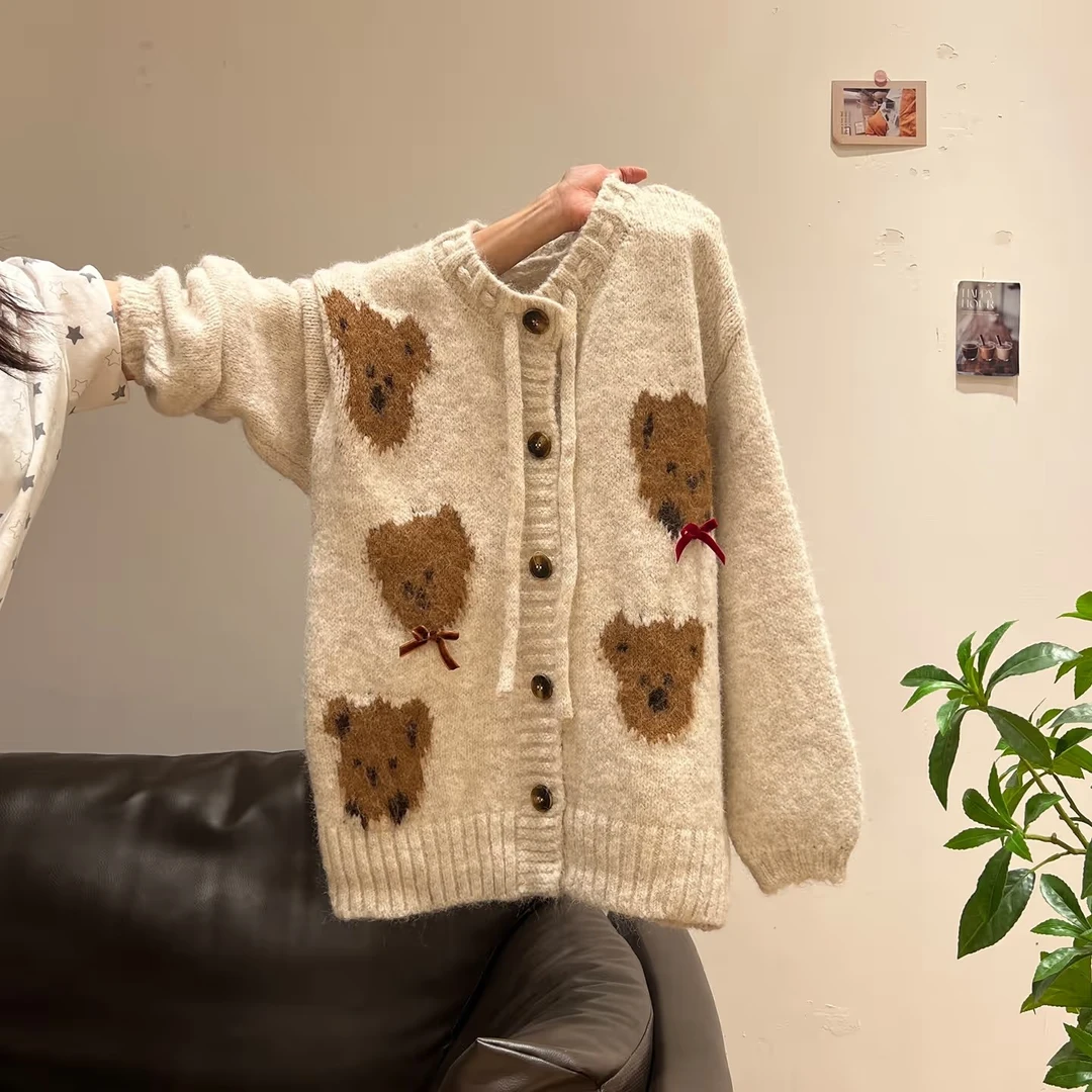 小婉薇圆领排扣蝴蝶机小熊绣花长袖针织开衫毛衣外套秋新款上衣女