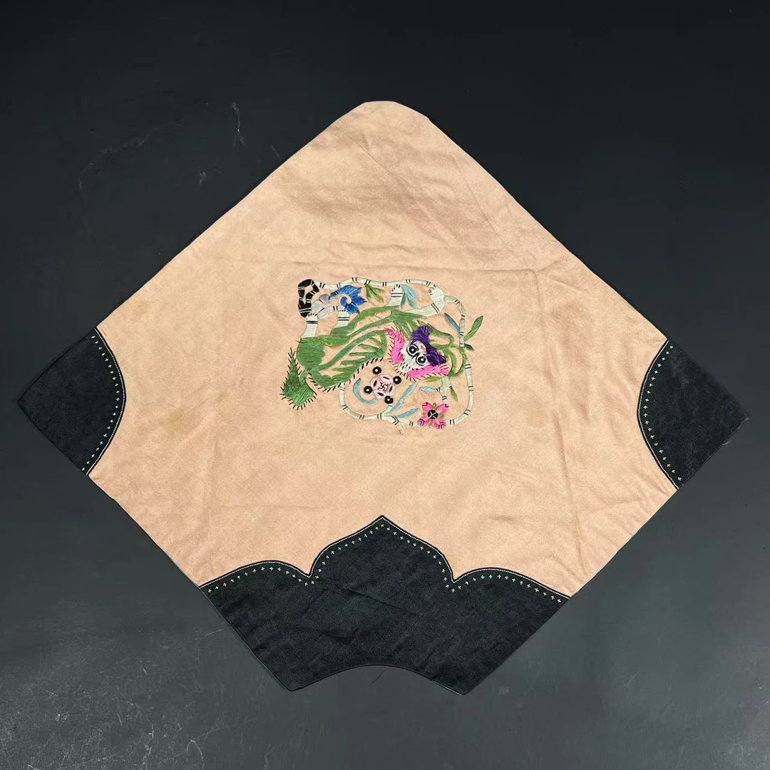 Lot1: 狮纹绣片 38*43cm