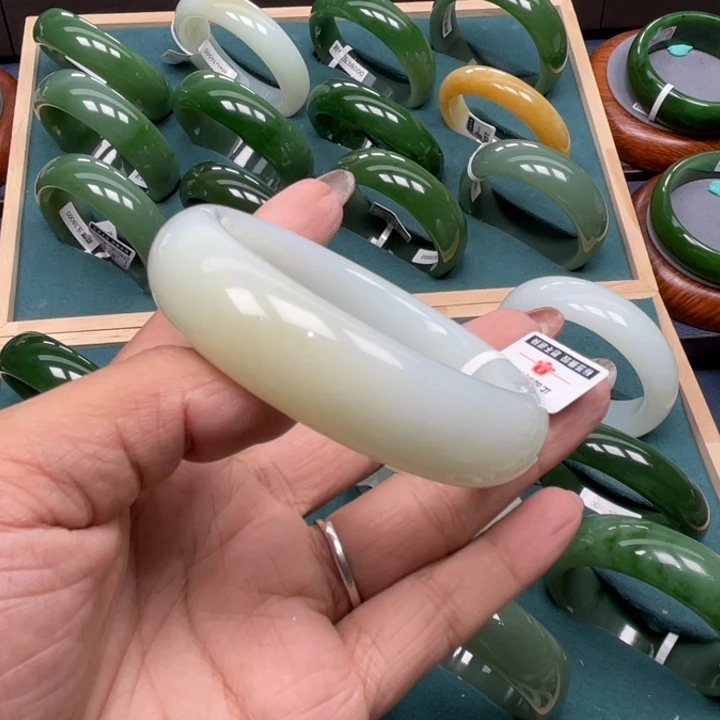 随***.未镶嵌手镯和田玉