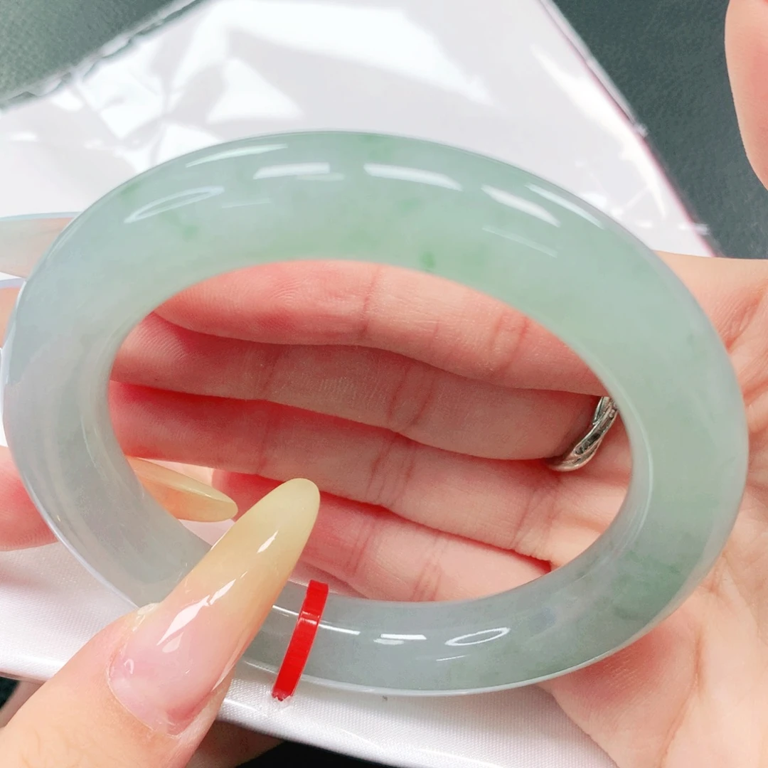 翡翠手镯未镶嵌54。