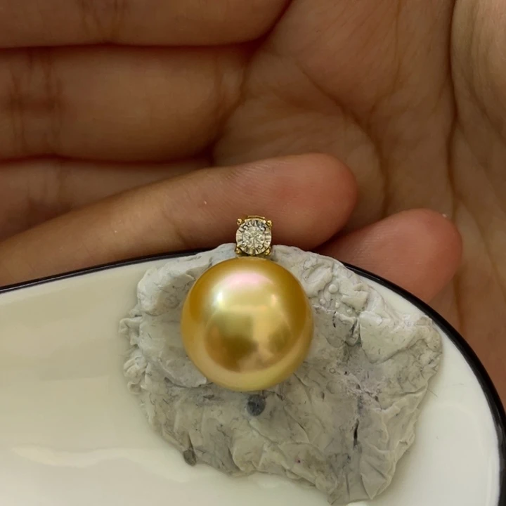 18K金镶嵌海水珍珠吊坠(赠链)莫*