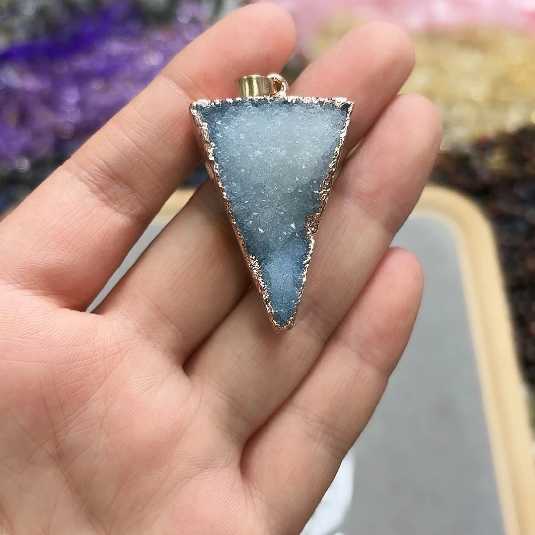 玛瑙/玉髓未镶嵌珠宝半成品白晶牙三角一颗