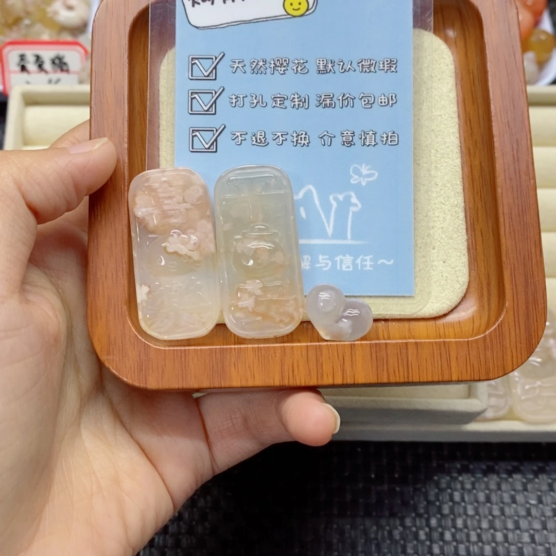 吴***贝未镶嵌颈饰玛瑙/玉髓