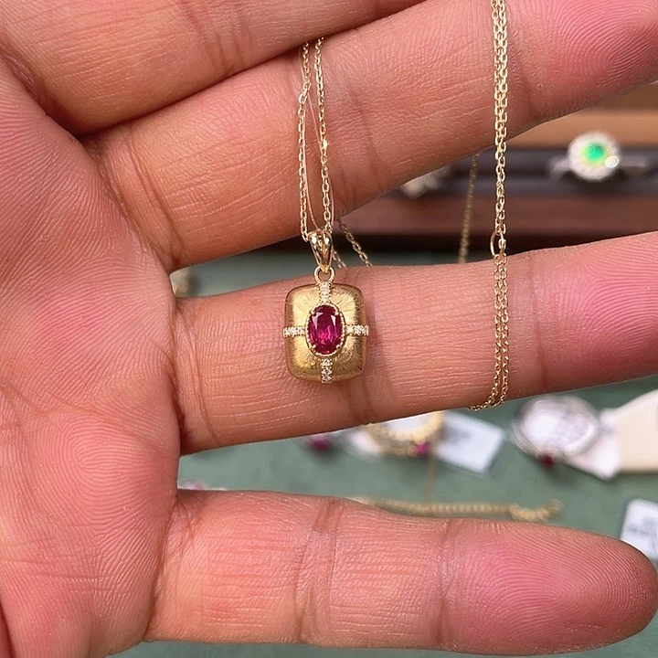 颈饰红宝石18K金镶嵌主石：0.31ct