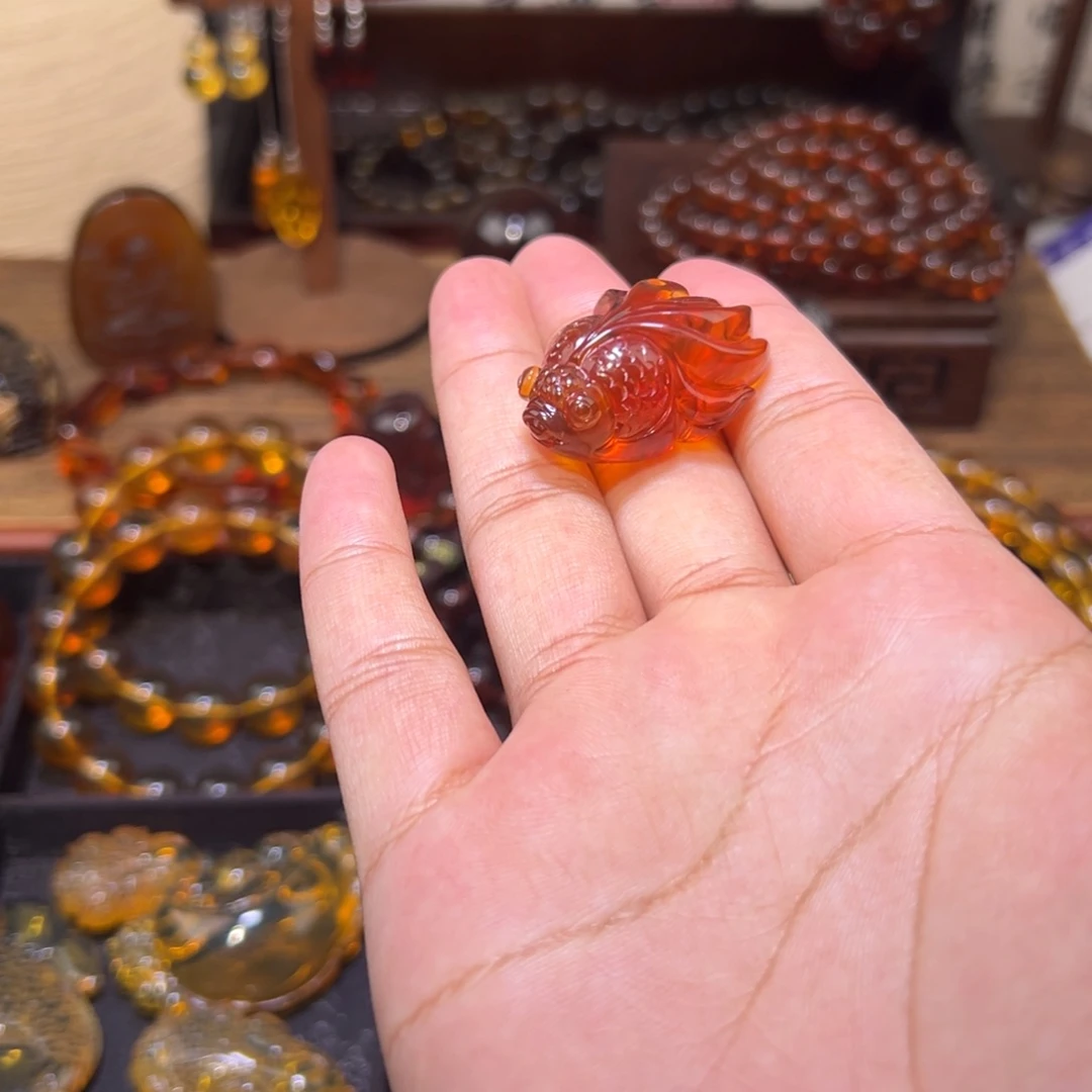 琥珀未镶嵌颈饰金鱼