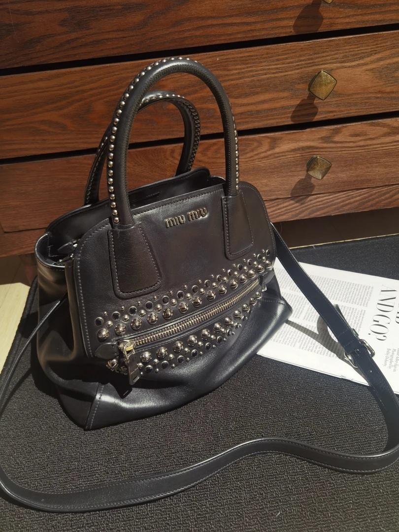 95新 MIU MIU/缪缪 怪怪 黑色铆钉托特斜挎包