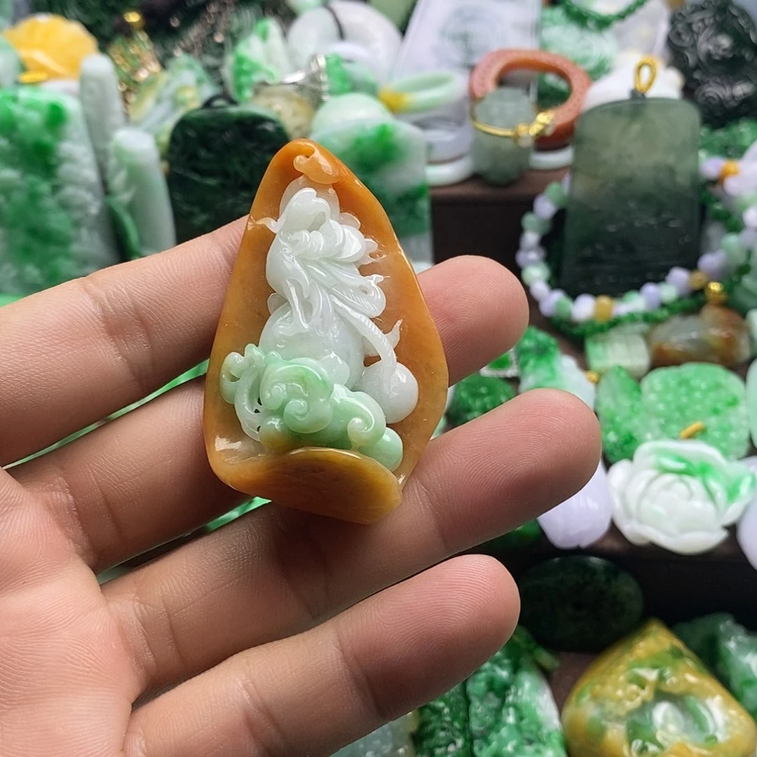 翡翠未镶嵌颈饰凤凰