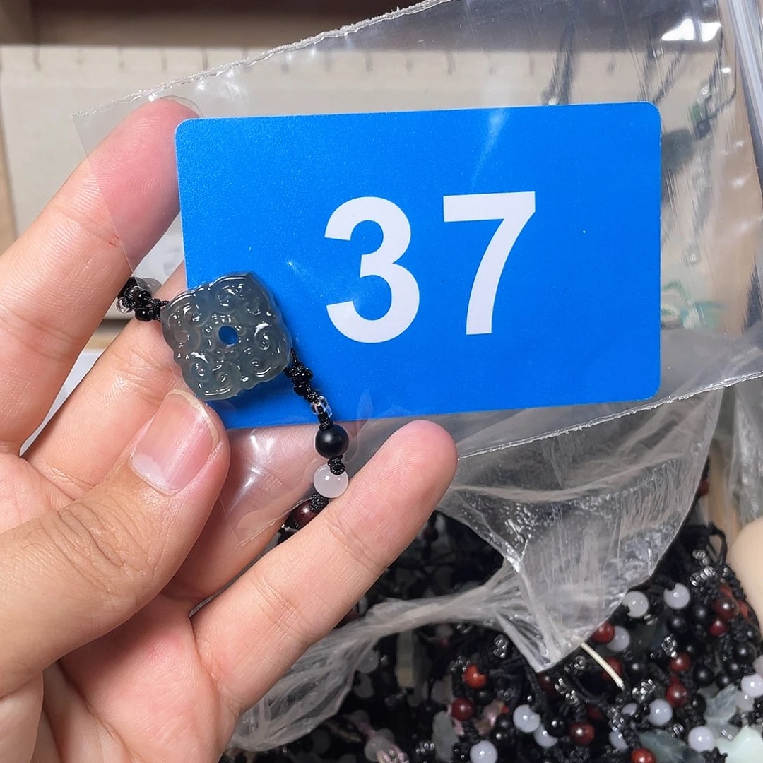 蛇纹石玉颈饰合金