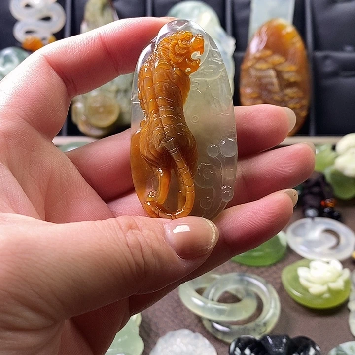 透闪石-蛇纹石玉未镶嵌颈饰