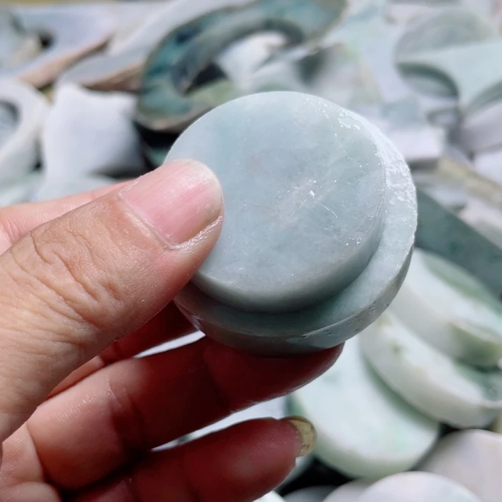 翡翠挂件未镶嵌翡翠