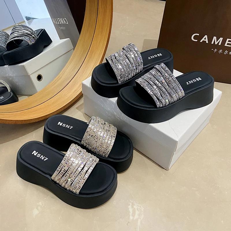 2025夏季新款厚底水钻百搭高跟拖鞋外穿女沙滩鞋坡跟一字型凉拖