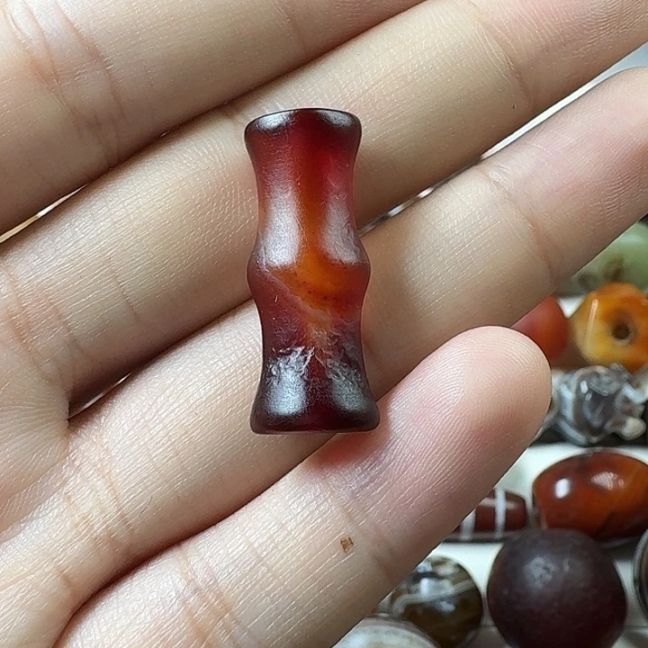 未镶嵌玛瑙珠子（带绳子）玛瑙/玉髓